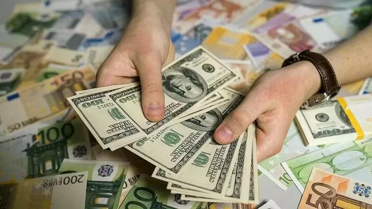 Доллар снова рвется вверх: что происходит в обменниках мегаполисов