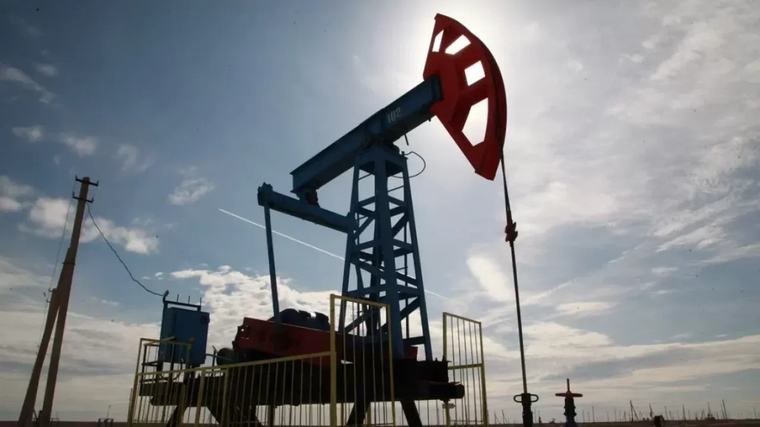 Нефть умеренно дорожает