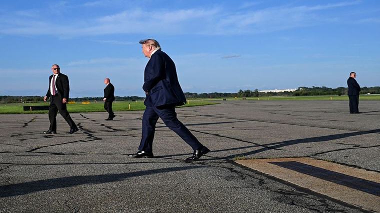 Трамп появился на публике с новой прической