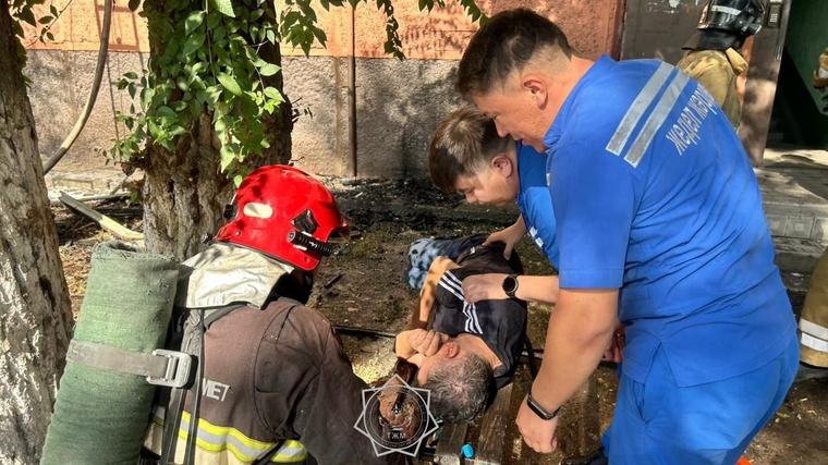 23 человека эвакуировали из горящей многоэтажки в Таразе