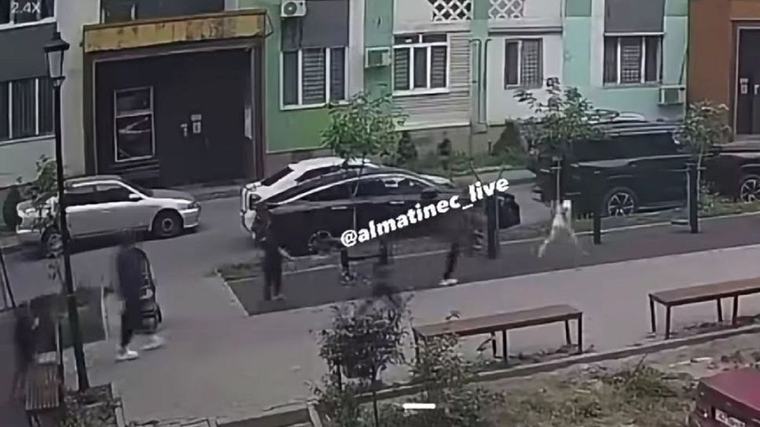 Двоих детей сбили во дворе ЖК в Алматинской области
