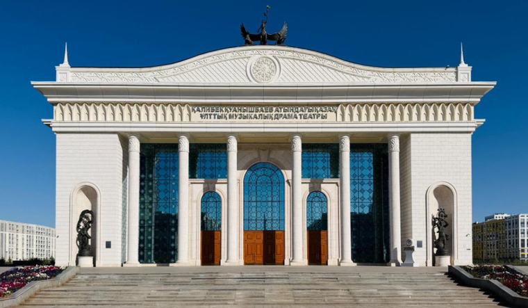 Кеше, 18:03 «Қарагөзден» «Анна Каренинаға» дейін: Қаллеки театры жаңа маусымын бастайды