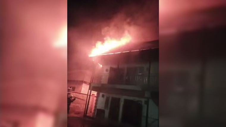 Пожар вспыхнул в двухэтажном здании в Алматы