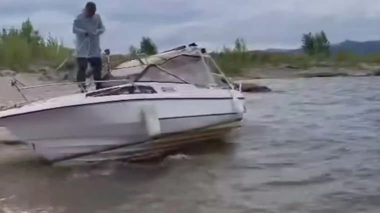 Катер сел на мель в ВКО: спасатели пришли на помощь отдыхающим